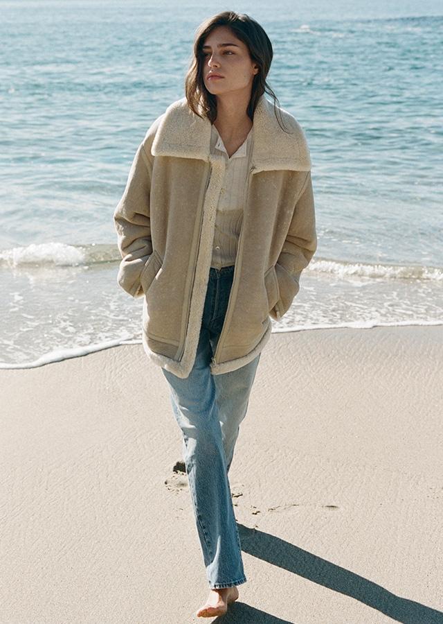 Kobieta nad morzem w jasnych jeansach Kobieta nad morzem w jasnych jeansach