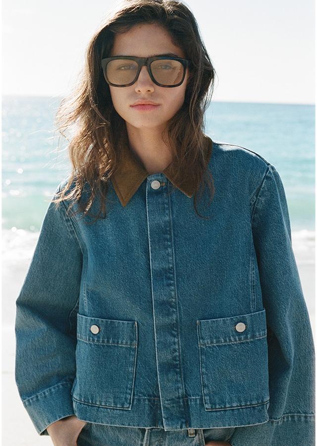 Kobieta w jeansowej kurtce Kobieta w jeansowej kurtce