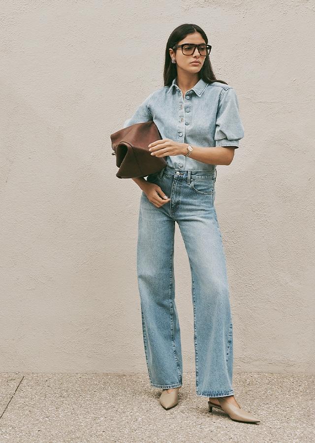 Kobieta w jasnym, jeansowym total looku Kobieta w jasnym, jeansowym total looku