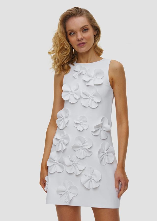 Kobieta w białej sukience sportowej z motywem kwiatowym Kobieta w białej sukience sportowej z motywem kwiatowym