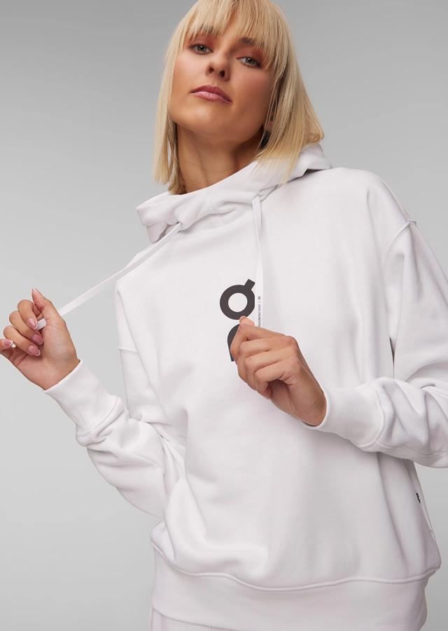 Kobieta w sportowej bluzie ON w odcieniu zbliżonym do Cloud Dancer Kobieta w sportowej bluzie ON w odcieniu zbliżonym do Cloud Dancer